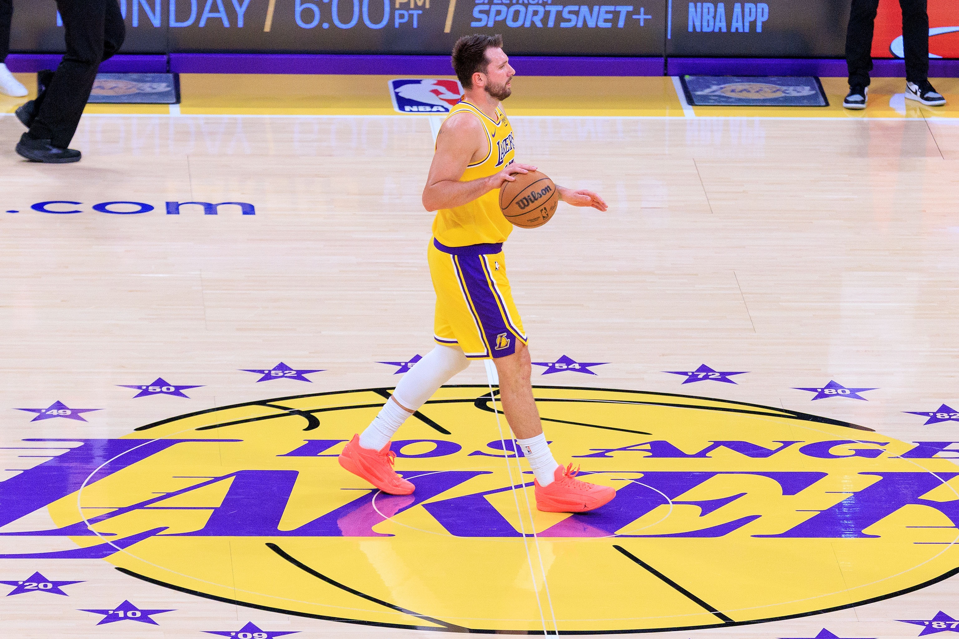 東契奇左腿筋二級拉傷常規(guī)賽報銷 季后賽暫無復出時間表