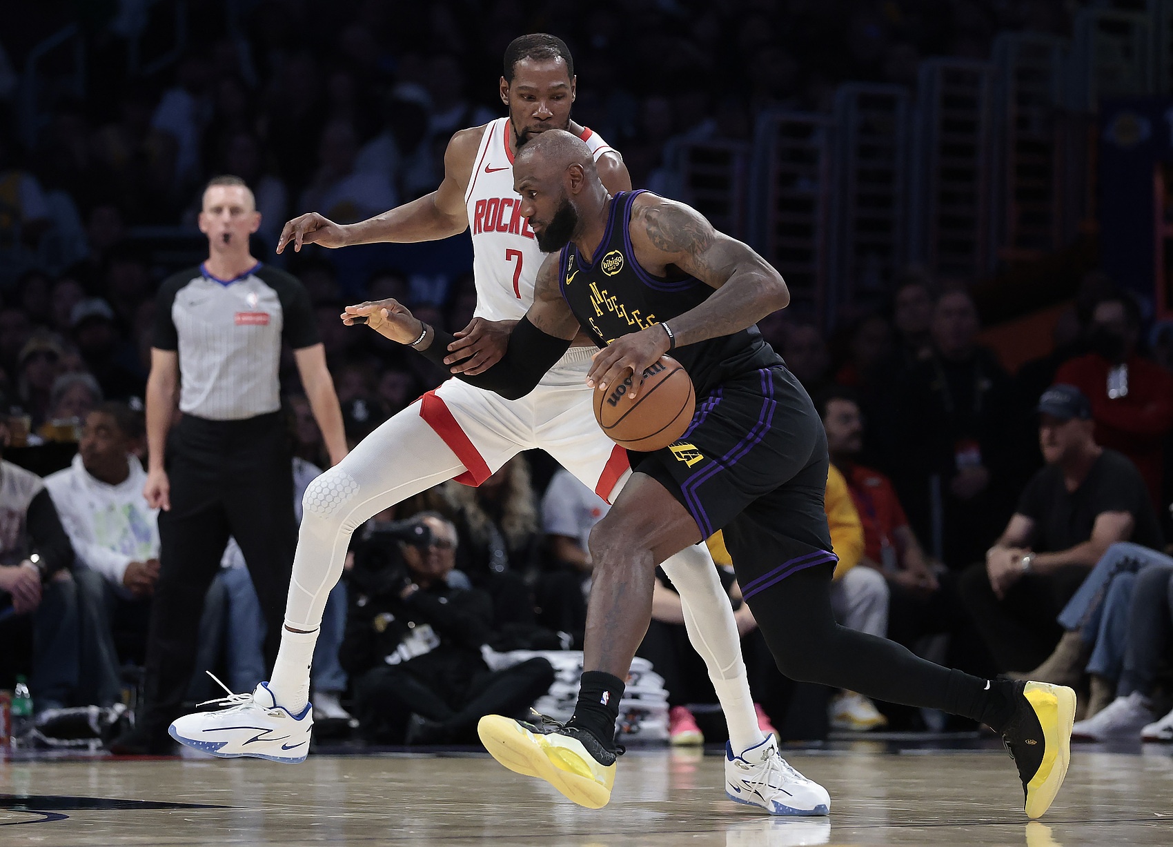 41歲詹姆斯39分鐘28+8+7 前NBA球員:對陣KD的年輕勁旅他仍是場上最佳 41歲詹姆斯39分鐘28+8+7 前NBA球員:對陣KD的年輕勁旅他仍是場上最佳