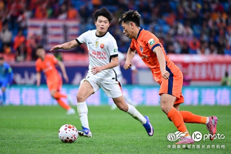 青島海牛3-1上海海港：吾米提江染紅致十人作戰(zhàn)，劉祝潤中柱難挽敗局