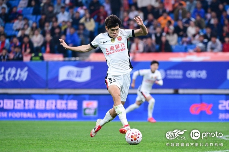 青島海牛3-1上海海港：吾米提江染紅致十人作戰(zhàn)，劉祝潤中柱難挽敗局