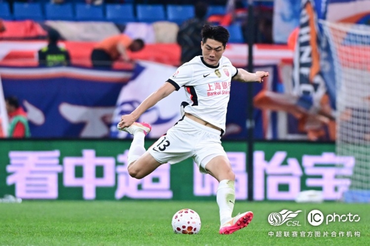 青島海牛3-1上海海港：吾米提江染紅致十人作戰(zhàn)，劉祝潤中柱難挽敗局