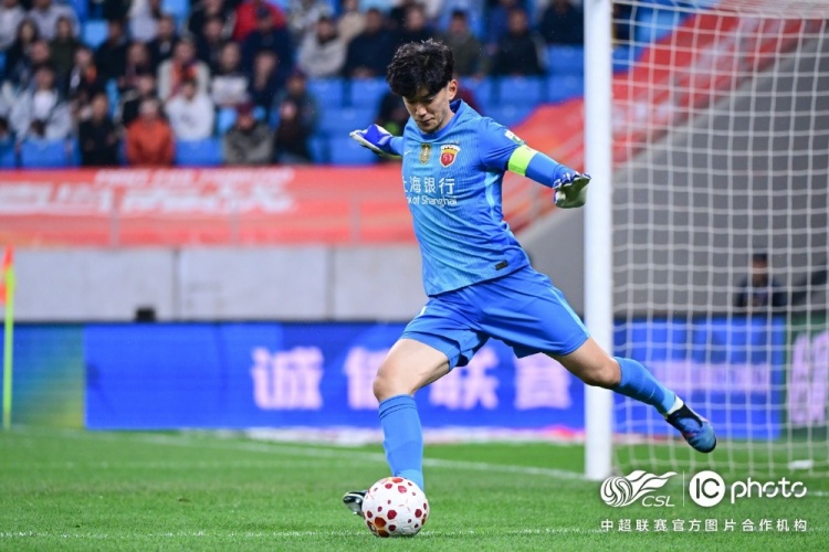 青島海牛3-1上海海港：吾米提江染紅致十人作戰(zhàn)，劉祝潤中柱難挽敗局