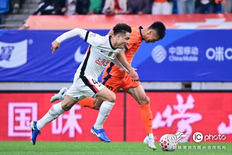 青島海牛3-1上海海港：吾米提江染紅致十人作戰(zhàn)，劉祝潤中柱難挽敗局