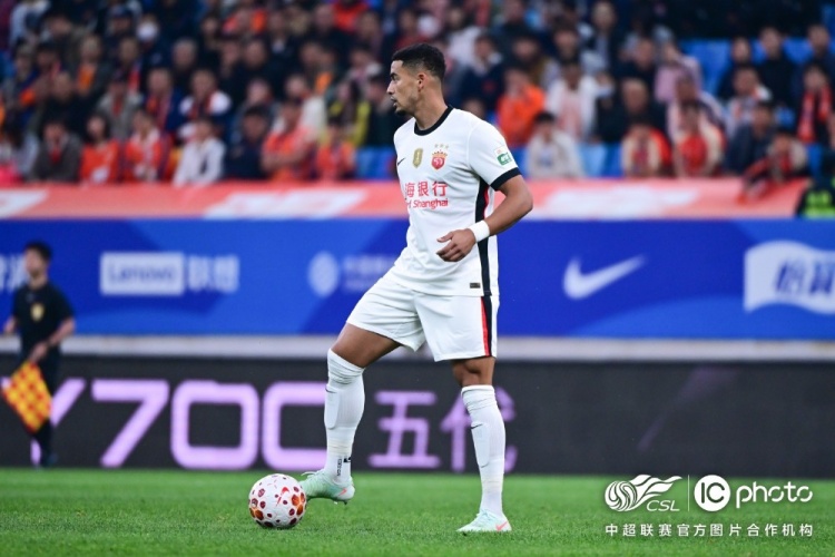 青島海牛3-1上海海港：吾米提江染紅致十人作戰(zhàn)，劉祝潤中柱難挽敗局