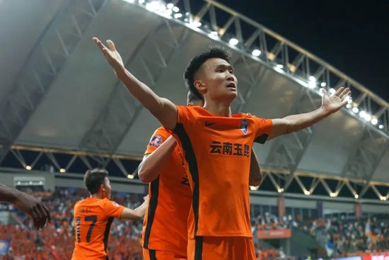 徐宏杰11輪8場3球1助 邊后衛(wèi)成玉昆射手王 徐宏杰11輪8場3球1助 邊后衛(wèi)成玉昆射手王
