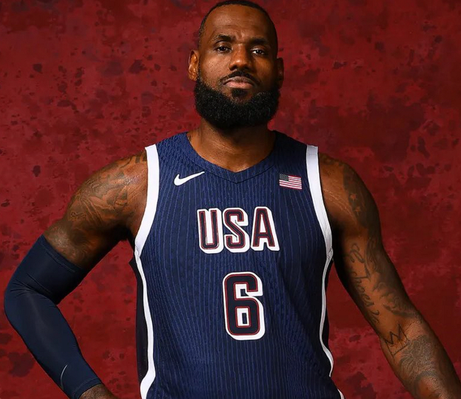 詹姆斯當(dāng)選美國奧運(yùn)代表團(tuán)旗手，NBA本土球員首例