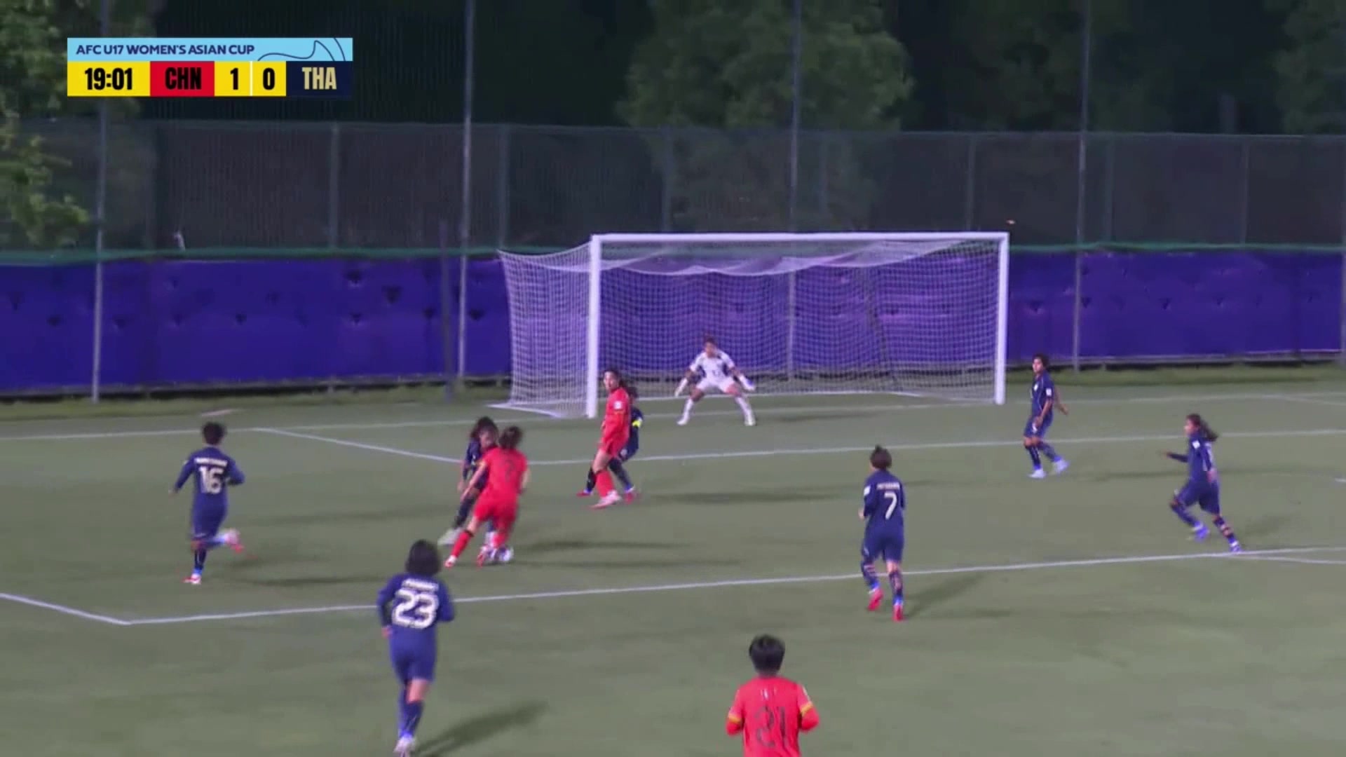 U17中國(guó)女足2-0領(lǐng)先！李啟嫻門(mén)前包抄破門(mén)